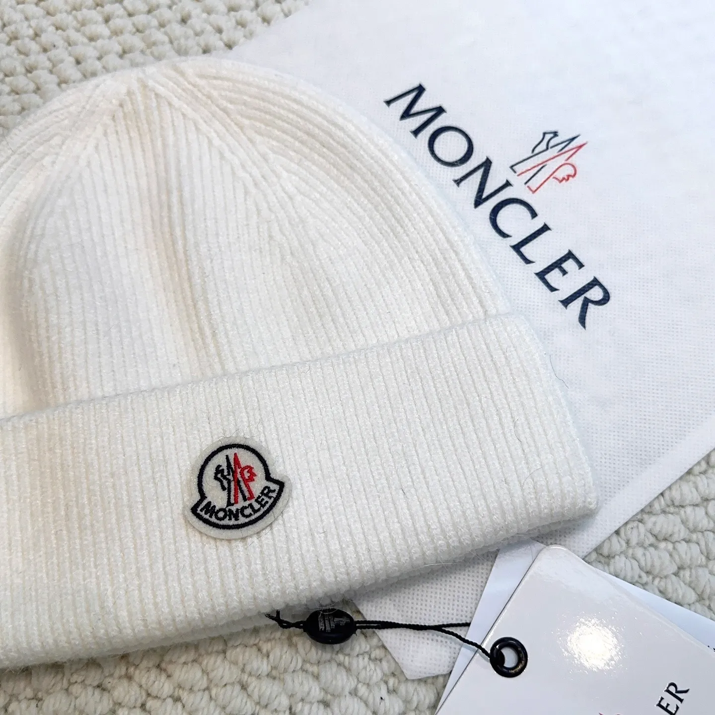 P80 with dust bag, high version Moncler Moncler 💥Official website classic knitted hat, replica of the original. Very soft and skin-friendly, very elastic 💓 Textured and very versatile style ~ Warm cashmere woolen hat, one size fits all and elastic ~ Unisex, can be worn by any head size. Super quality, highly recommended