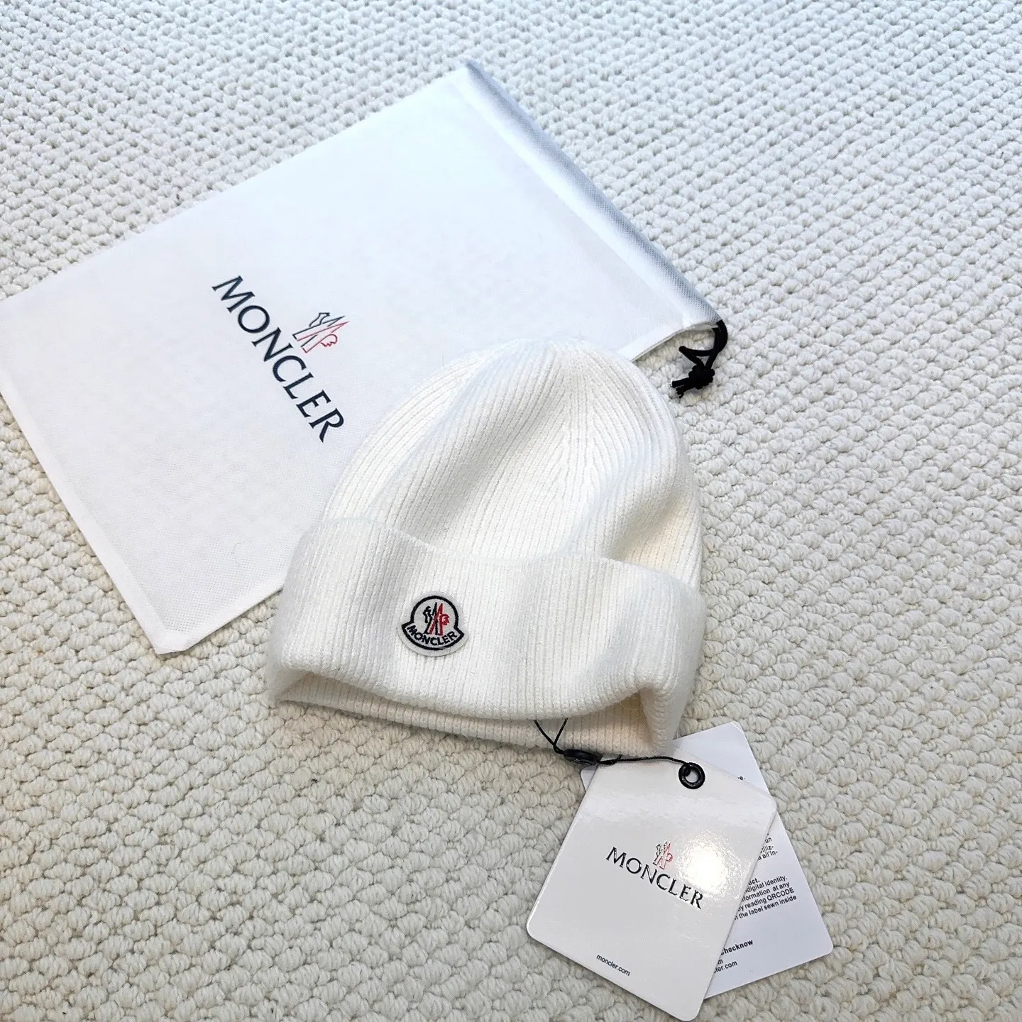 P80 with dust bag, high version Moncler Moncler 💥Official website classic knitted hat, replica of the original. Very soft and skin-friendly, very elastic 💓 Textured and very versatile style ~ Warm cashmere woolen hat, one size fits all and elastic ~ Unisex, can be worn by any head size. Super quality, highly recommended