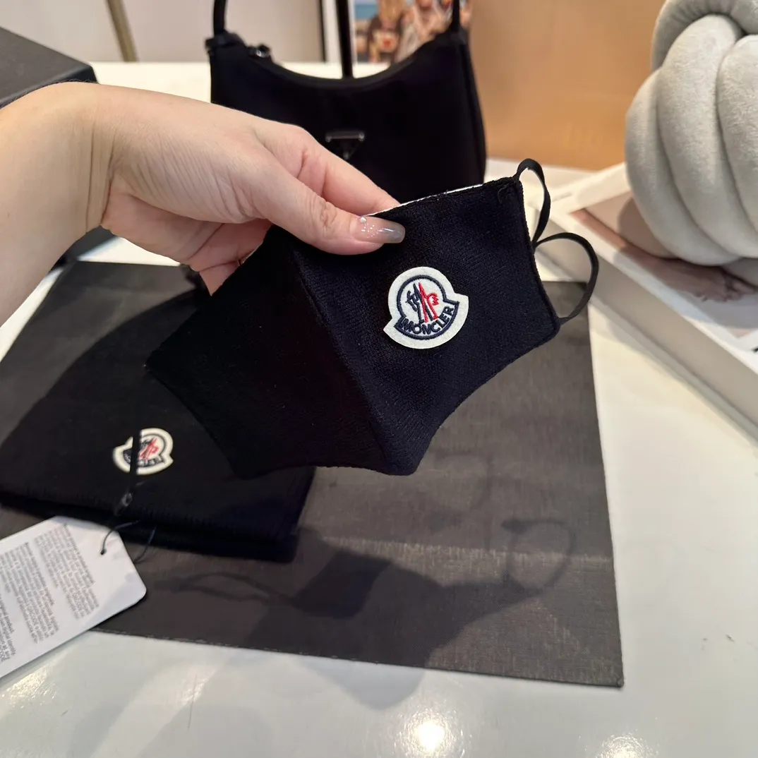 P80 Moncler muzzle hat + mask imitating cold set Autumn and winter women's wool woven warm knitted hat Cashmere soft and waxy texture, authentic quality enjoyment! Original label! High quality in stock!