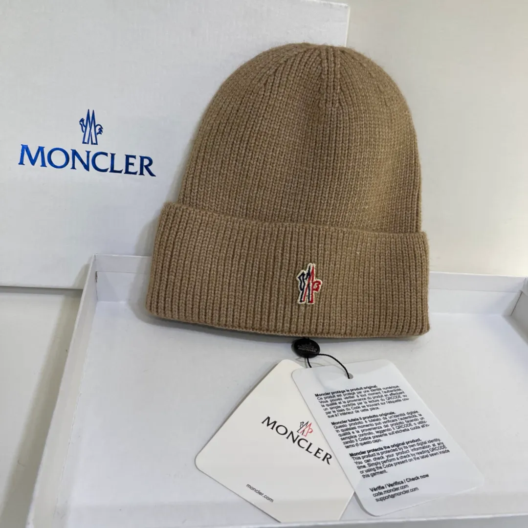 MONCLER muzzled cashmere beanie, paired with a down jacket, full of fashion sense