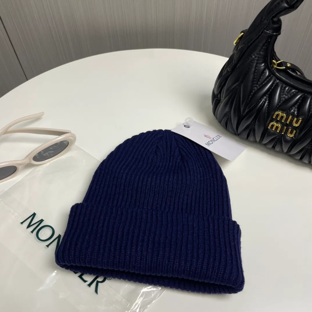 P56 comes with a dust bag for Moncler💥 Official website classic knitted hat, original replica. Very soft and skin-friendly, very elastic 💓 Textured and very versatile style ~ Warm cashmere woolen hat, one size fits all and elastic ~ Unisex, can be worn by any head size. Super quality, highly recommended