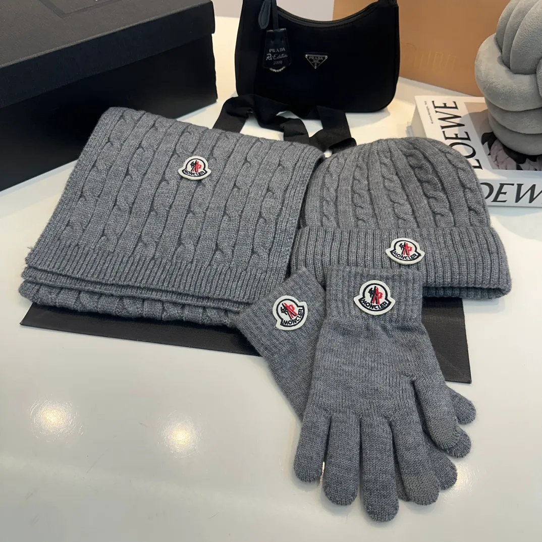 P180 Moncler autumn and winter counter model knitted beanie + scarf + gloves three-piece set, classic pattern, warm and fashionable! Fashionable and popular 🌸First-class texture, pure wool