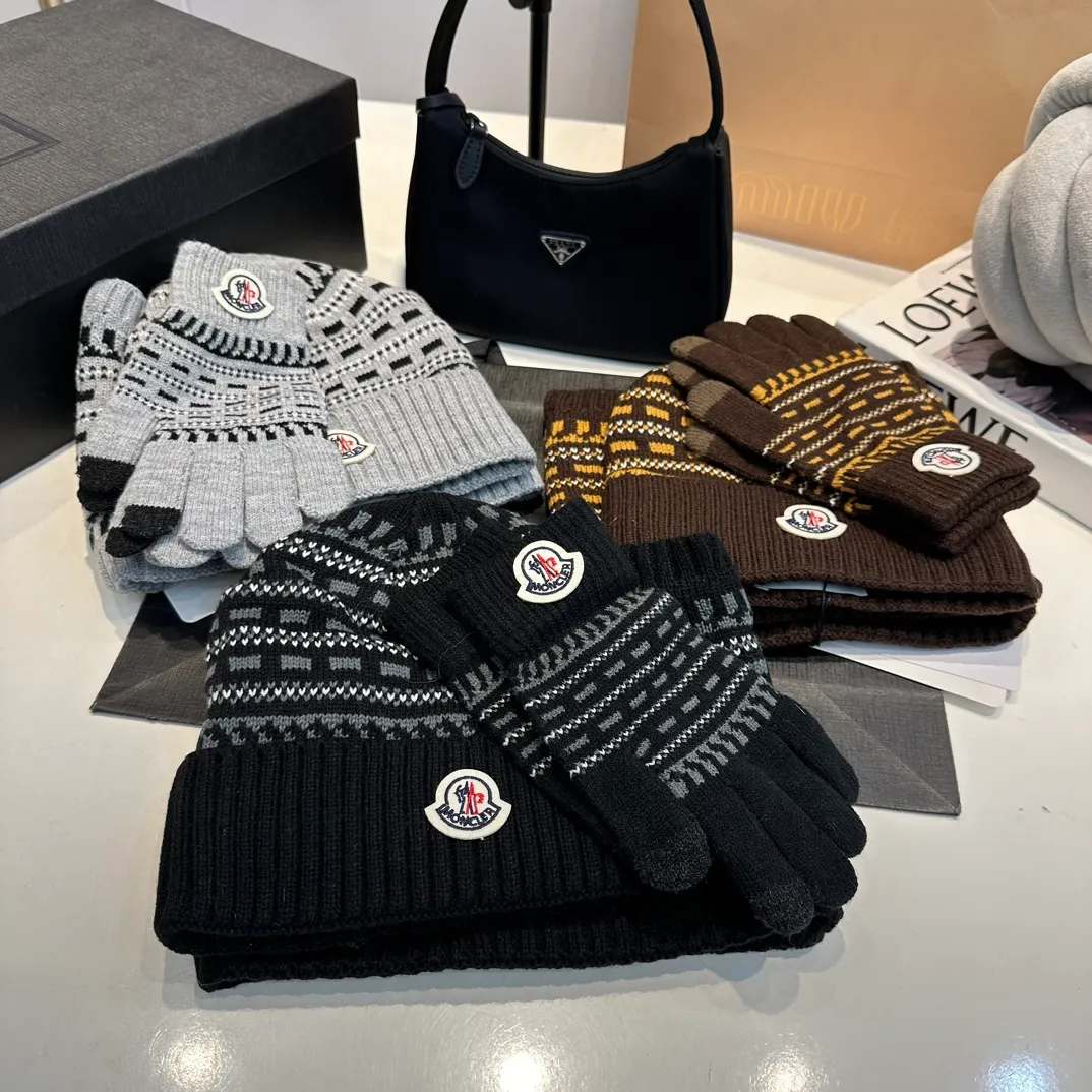 P140 Moncler Moncler 💥 Mouth three-piece set, gloves, hat, scarf, original replica. Very soft and skin-friendly, very elastic 💓 Textured and very versatile style ~ Warm, one size fits all and elastic ~ Unisex, can be worn by any head size. Super quality, highly recommended