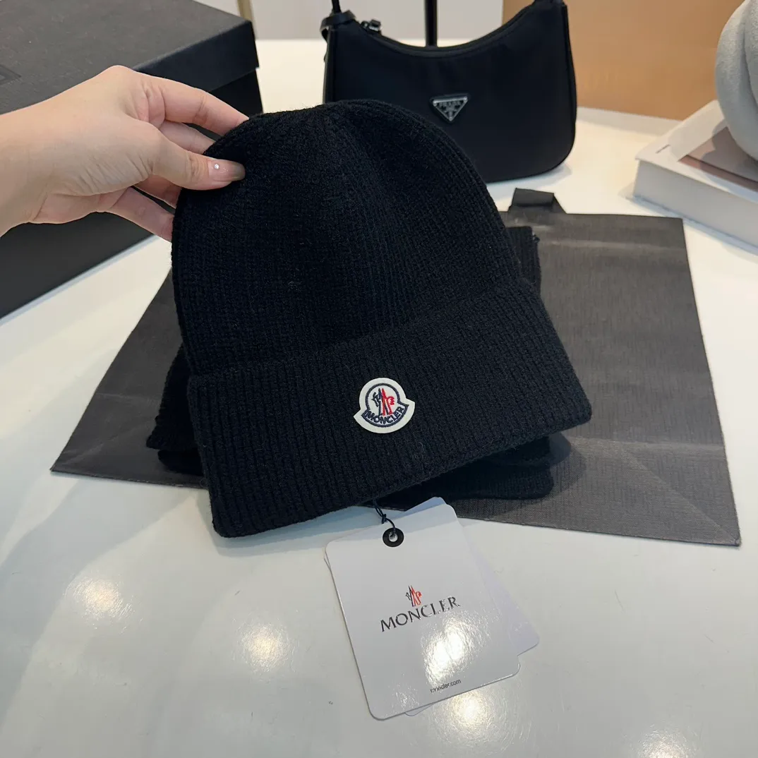 P160 Moncler muzzle suit autumn and winter style cuffed wool knitted beanie High quality customization! This must be my favorite of minimalism. It is clean, neat, fashionable and versatile, and will definitely not be picky about your face shape! A fashionable classic that lasts forever! Both men and women are welcome!