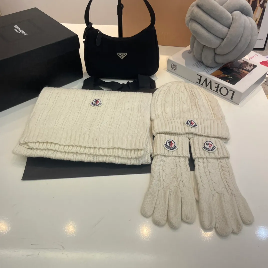 P180 Moncler wool knitted three-piece set, gloves + hat + scarf set ❄️ Wool knitted, super cute with cashmere scarf, a must-have for autumn and winter
