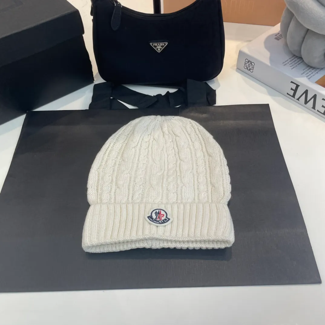P180 Moncler wool knitted three-piece set, gloves + hat + scarf set ❄️ Wool knitted, super cute with cashmere scarf, a must-have for autumn and winter