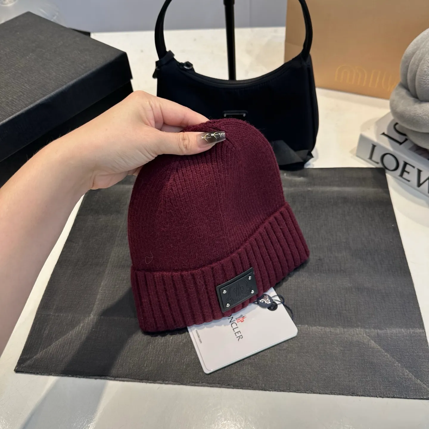 P50 Moncler warm woolen hat, sweet and cool style! Reduce your age and make your face look smaller. I’d like to share it with everyone. Every color matches well and the breasts are milky.