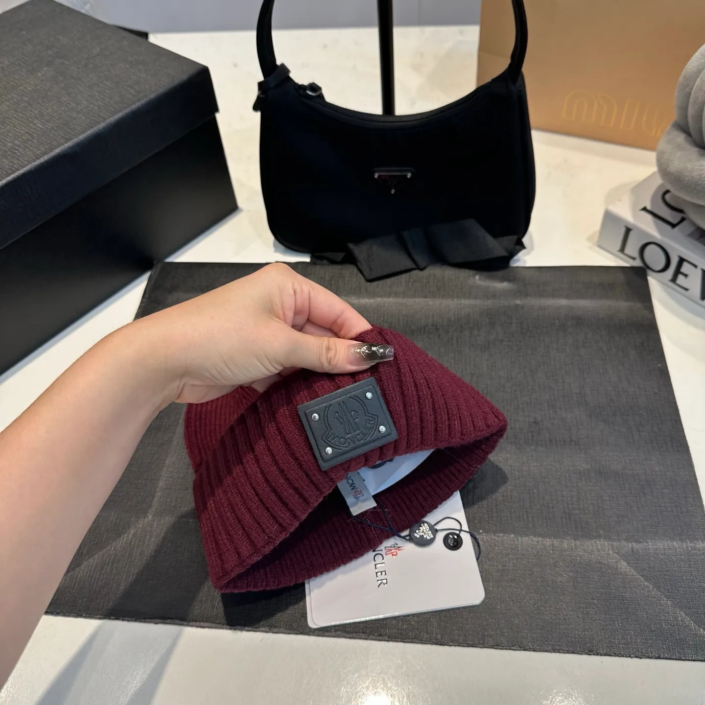 P50 Moncler warm woolen hat, sweet and cool style! Reduce your age and make your face look smaller. I’d like to share it with everyone. Every color matches well and the breasts are milky.