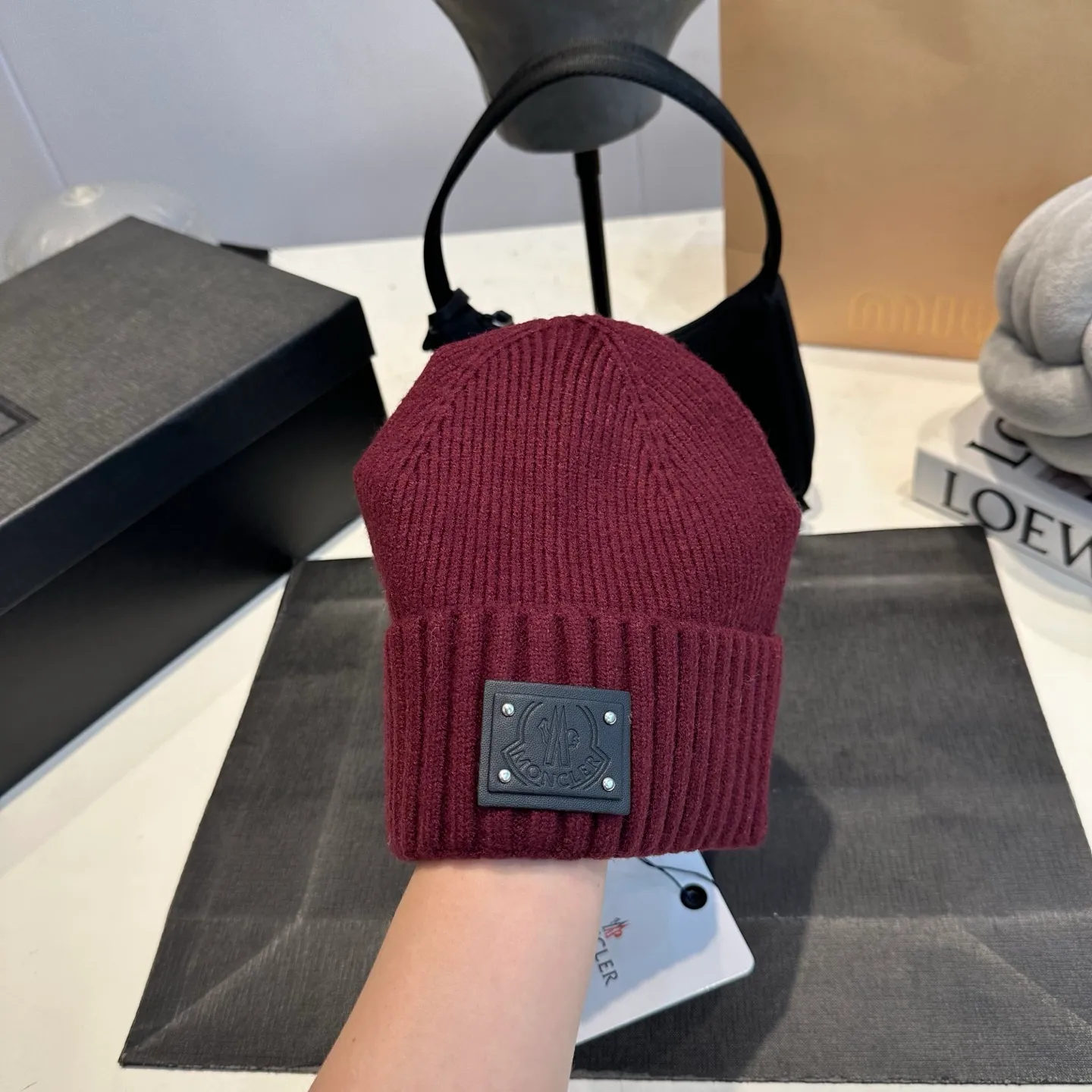 P50 Moncler warm woolen hat, sweet and cool style! Reduce your age and make your face look smaller. I’d like to share it with everyone. Every color matches well and the breasts are milky.