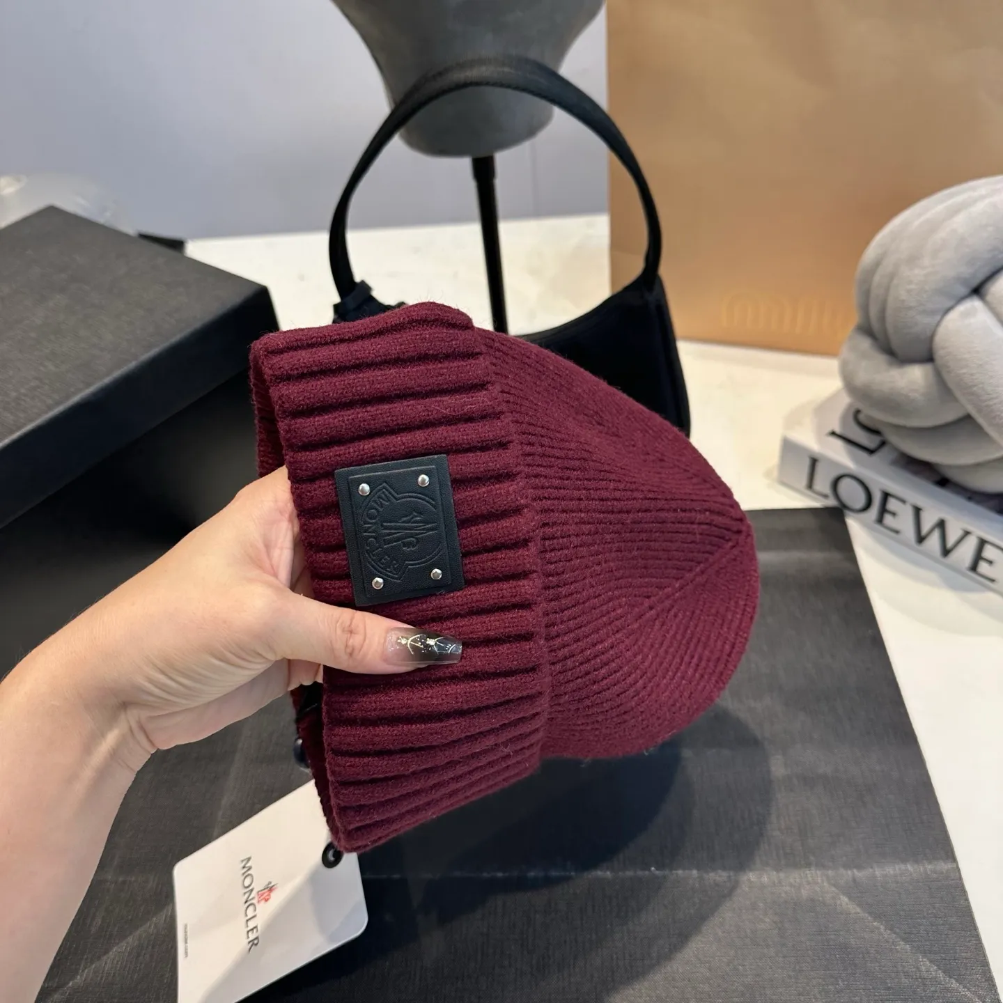 P50 Moncler warm woolen hat, sweet and cool style! Reduce your age and make your face look smaller. I’d like to share it with everyone. Every color matches well and the breasts are milky.