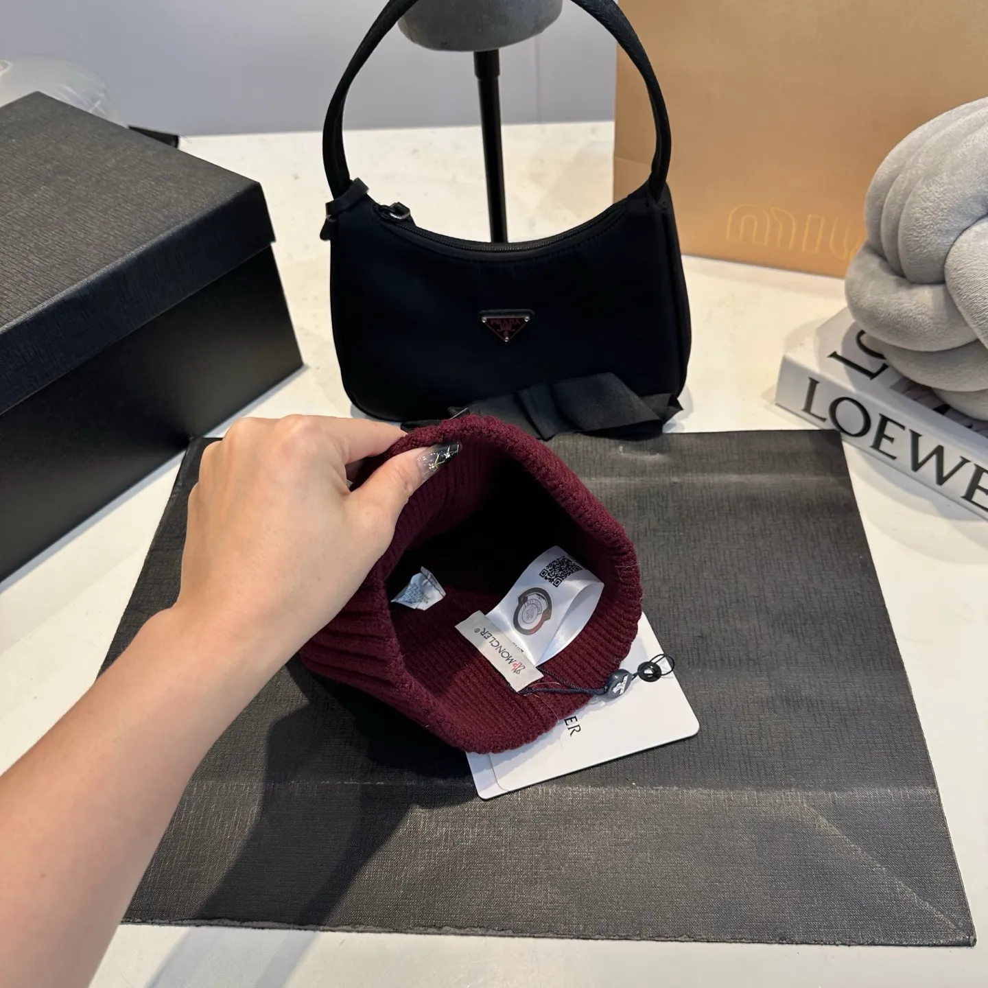 P50 Moncler warm woolen hat, sweet and cool style! Reduce your age and make your face look smaller. I’d like to share it with everyone. Every color matches well and the breasts are milky.
