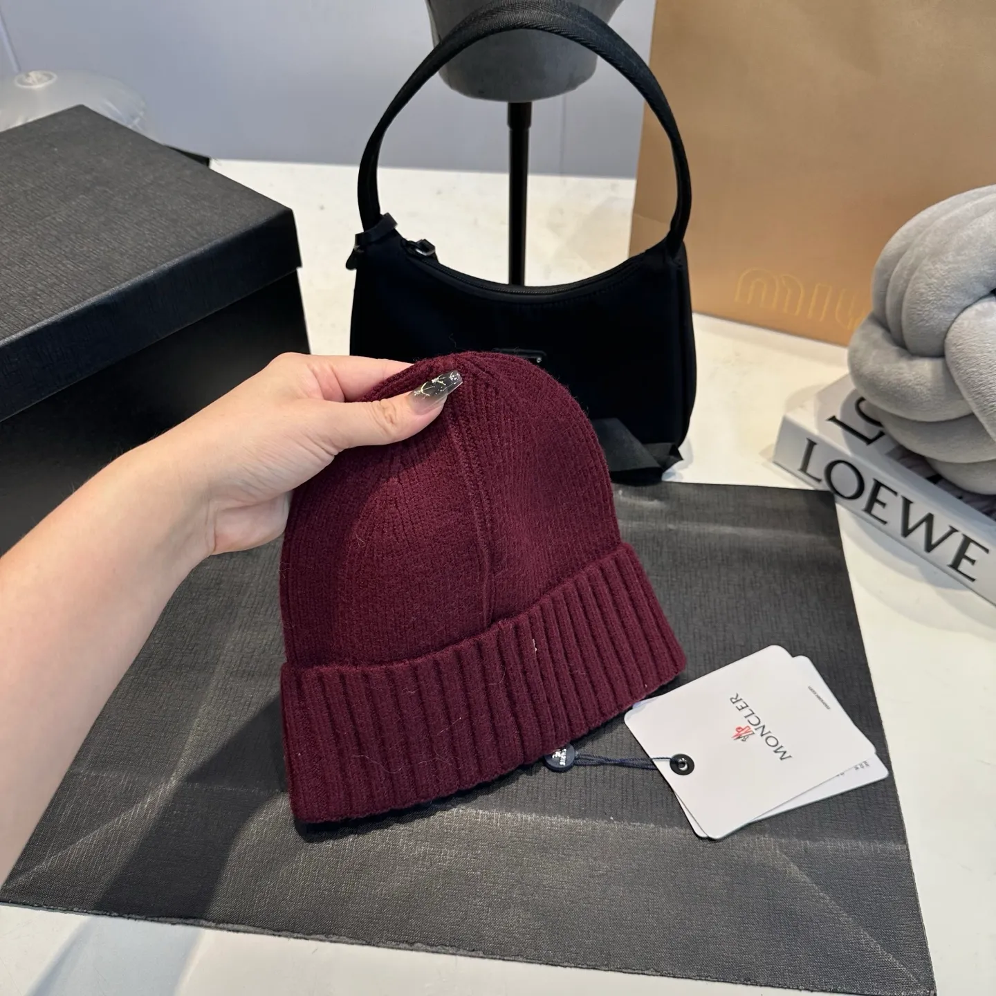 P50 Moncler warm woolen hat, sweet and cool style! Reduce your age and make your face look smaller. I’d like to share it with everyone. Every color matches well and the breasts are milky.