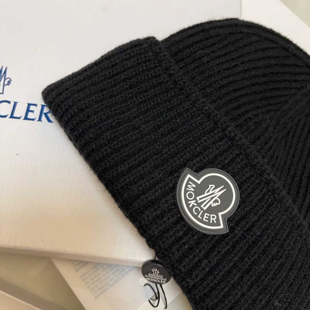Moncler's new cashmere knitted beanie is made of new material and the three-dimensional logo is more prominent.