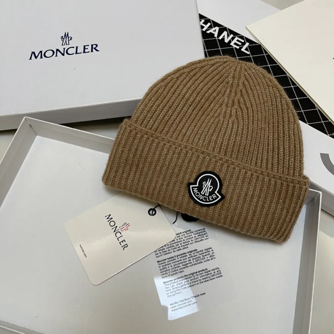 Moncler's new cashmere knitted beanie is made of new material and the three-dimensional logo is more prominent.