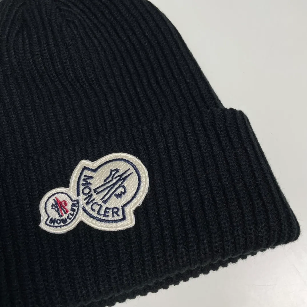P56 comes with a dust bag for Moncler💥 Official website classic knitted hat, original replica. Very soft and skin-friendly, very elastic 💓 Textured and very versatile style ~ Warm cashmere woolen hat, one size fits all and elastic ~ Unisex, can be worn by any head size. Super quality, highly recommended