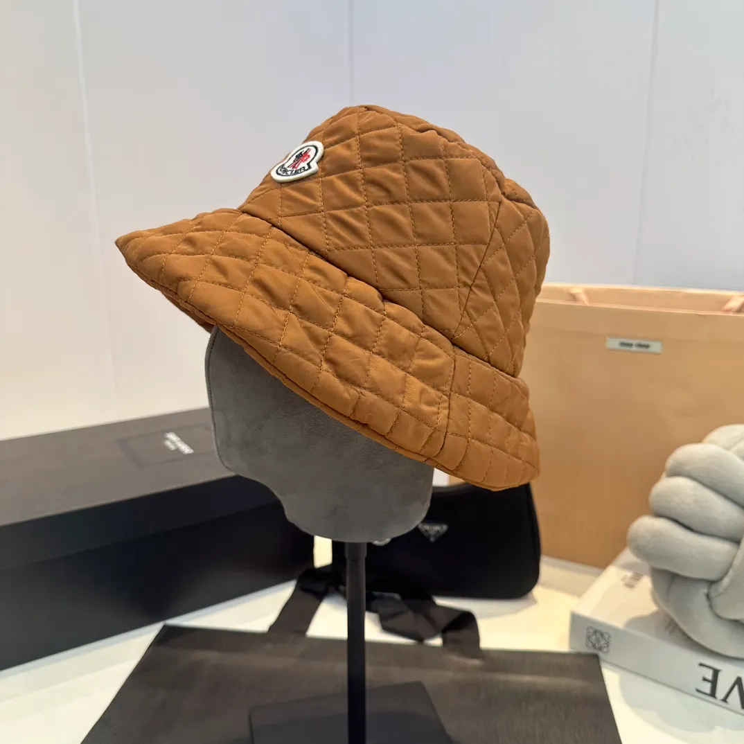 P70 Moncler Meng Mouth Women's Down Cotton Warm Fisherman Hat in Autumn and Winter. Lightweight, warm and comfortable winter fisherman hat. Diamond-shaped embroidered thread quilted, windproof and cold-proof. Also suitable for babies with big head circumferences.