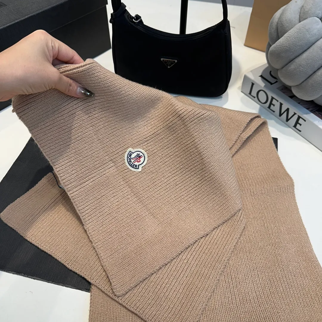 P130 Moncler autumn and winter counter style knitted beanie + scarf with classic pattern, warm and fashionable! Fashionable and popular 🌸First-class texture, pure wool
