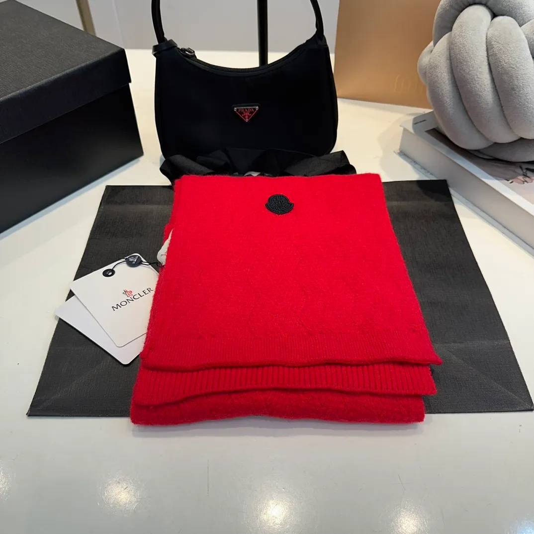P170 Moncler autumn and winter counter model knitted beanie + scarf + gloves three-piece set, classic pattern, warm and fashionable! Fashionable and popular 🌸First-class texture, pure wool