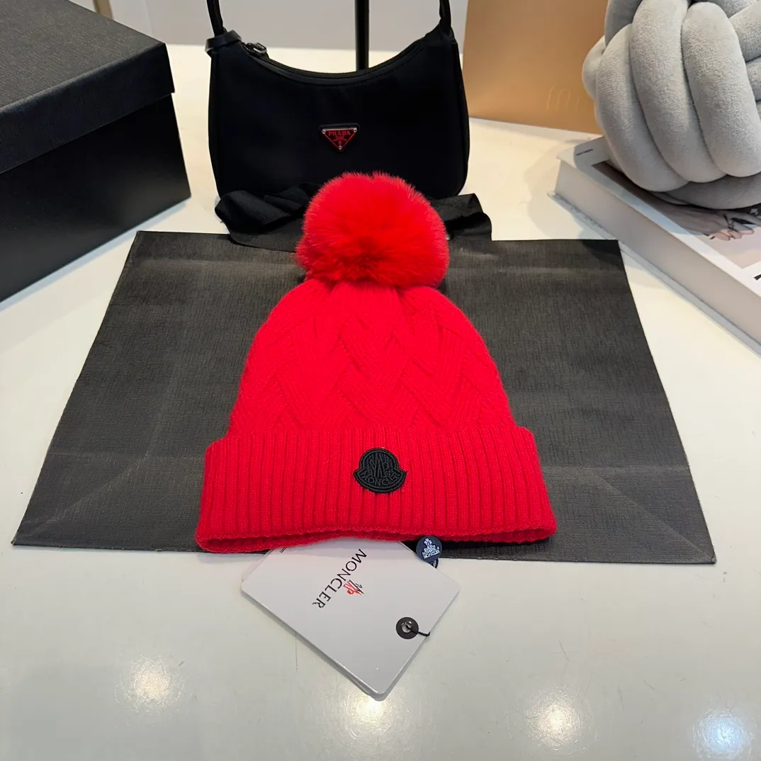 P170 Moncler autumn and winter counter model knitted beanie + scarf + gloves three-piece set, classic pattern, warm and fashionable! Fashionable and popular 🌸First-class texture, pure wool