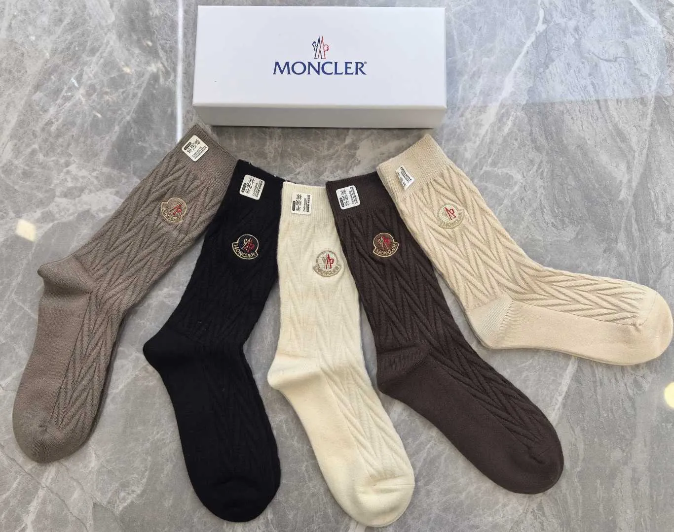 Special P100💛 Comes with counter packaging MONCLER’s latest cashmere embroidered mid-length pile socks! Five pairs in a box, synchronized tube socks at the counter, 💛 big brands are out, a must-have for fashionistas 🔥 super easy to match