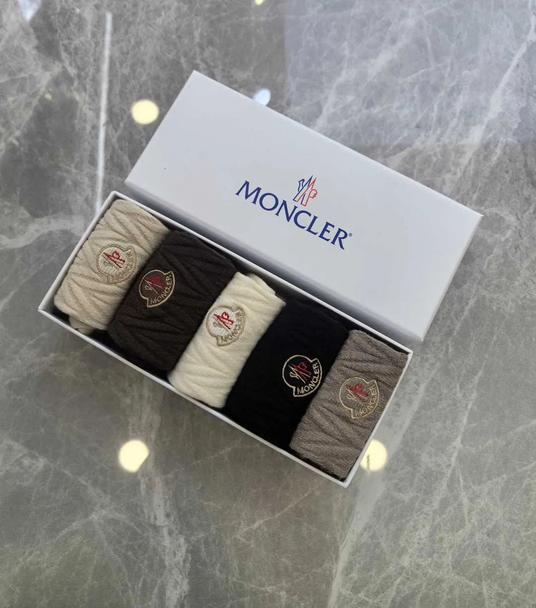 Special P100💛 Comes with counter packaging MONCLER’s latest cashmere embroidered mid-length pile socks! Five pairs in a box, synchronized tube socks at the counter, 💛 big brands are out, a must-have for fashionistas 🔥 super easy to match