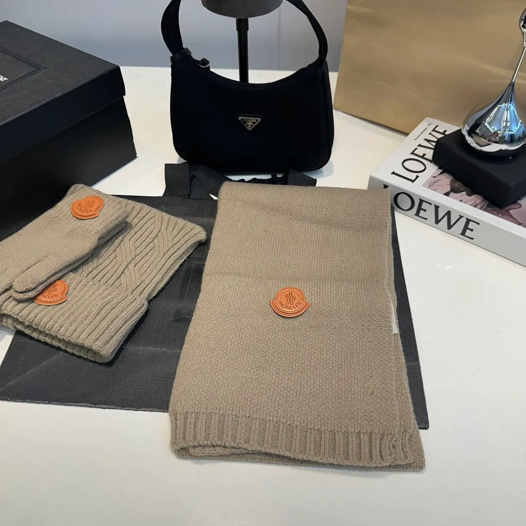 P150 Moncler three-piece muzzle suit autumn and winter cuffed wool knitted beanie. High-quality customization! This must be my favorite of minimalism. It is clean, neat, fashionable and versatile, and will definitely not be picky about your face shape! A fashionable classic that lasts forever! Both men and women are welcome!