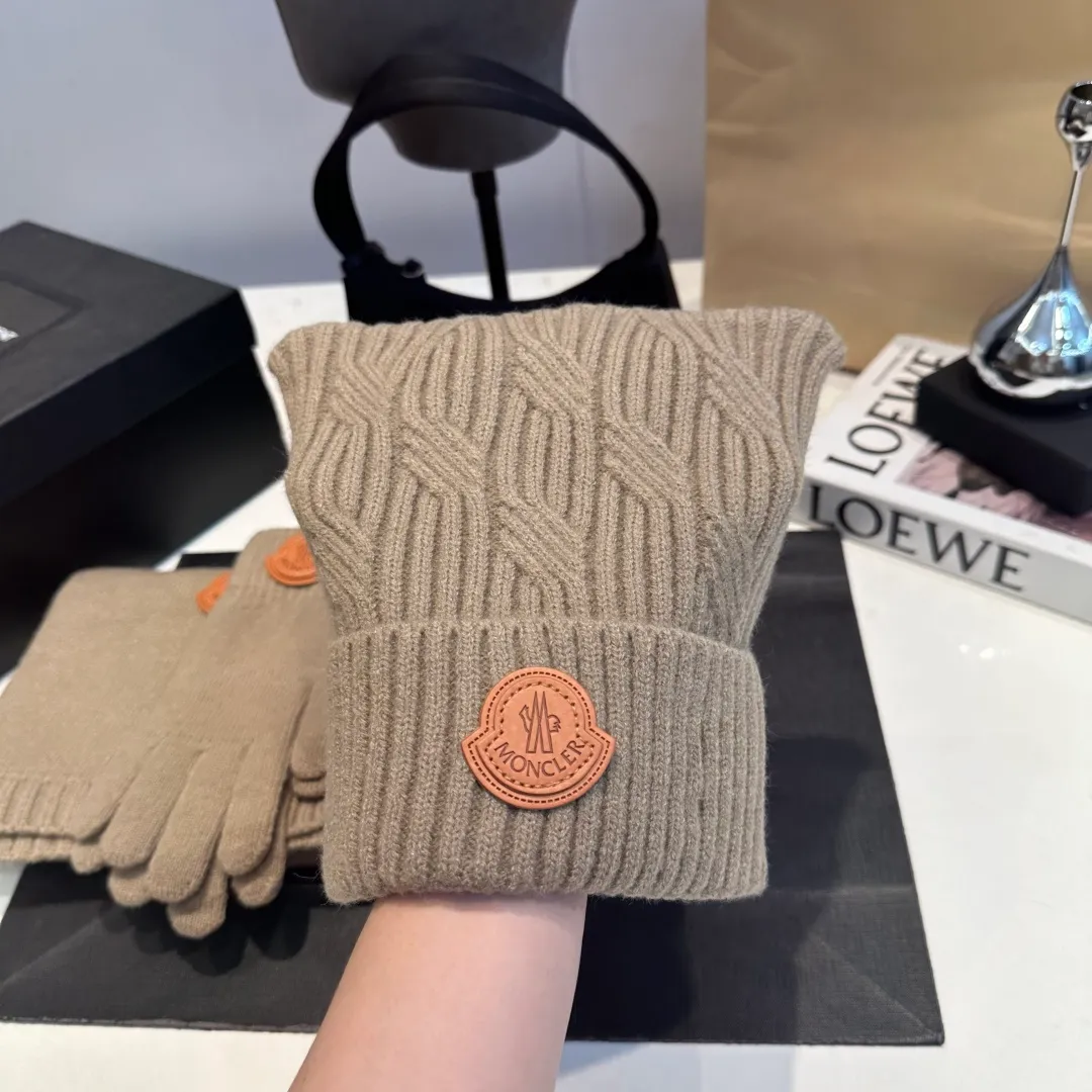 P150 Moncler three-piece muzzle suit autumn and winter cuffed wool knitted beanie. High-quality customization! This must be my favorite of minimalism. It is clean, neat, fashionable and versatile, and will definitely not be picky about your face shape! A fashionable classic that lasts forever! Both men and women are welcome!