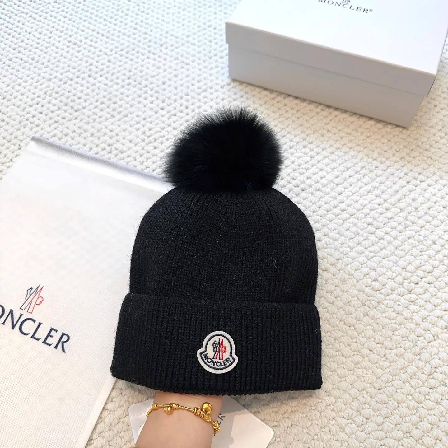 P80 with dust bag, high version Moncler Moncler 💥Official website classic knitted hat, replica of the original. Very soft and skin-friendly, very elastic 💓 Textured and very versatile style ~ Warm cashmere woolen hat, one size fits all and elastic ~ Unisex, can be worn by any head size. Super quality, highly recommended