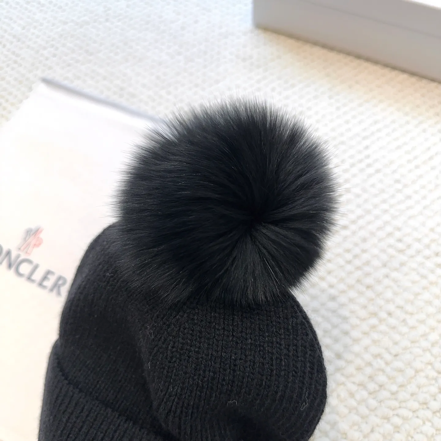 P80 with dust bag, high version Moncler Moncler 💥Official website classic knitted hat, replica of the original. Very soft and skin-friendly, very elastic 💓 Textured and very versatile style ~ Warm cashmere woolen hat, one size fits all and elastic ~ Unisex, can be worn by any head size. Super quality, highly recommended