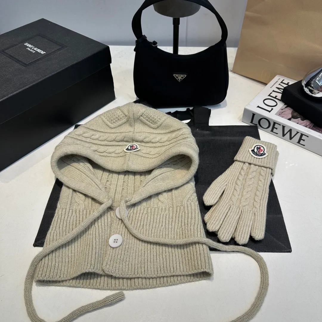 p140 Moncler Mouth Cover Set Hat + Gloves Autumn and Winter Knitted Beanie Hat This must be my favorite of minimalism. It is clean, neat, fashionable and versatile, and will definitely not be picky about your face shape! A fashionable classic that lasts forever!