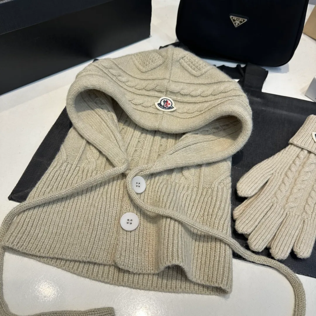 p140 Moncler Mouth Cover Set Hat + Gloves Autumn and Winter Knitted Beanie Hat This must be my favorite of minimalism. It is clean, neat, fashionable and versatile, and will definitely not be picky about your face shape! A fashionable classic that lasts forever!
