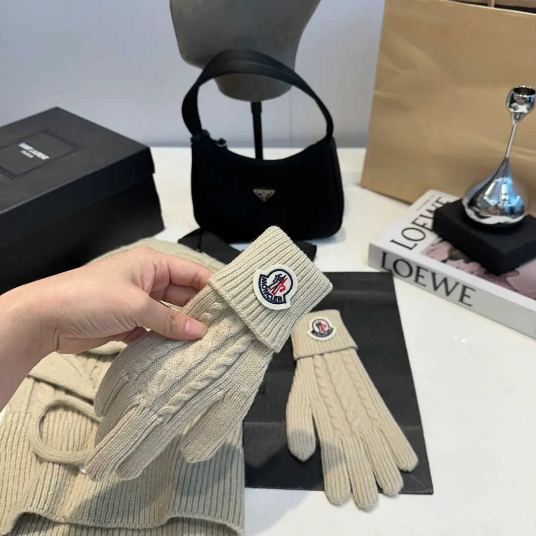 p140 Moncler Mouth Cover Set Hat + Gloves Autumn and Winter Knitted Beanie Hat This must be my favorite of minimalism. It is clean, neat, fashionable and versatile, and will definitely not be picky about your face shape! A fashionable classic that lasts forever!