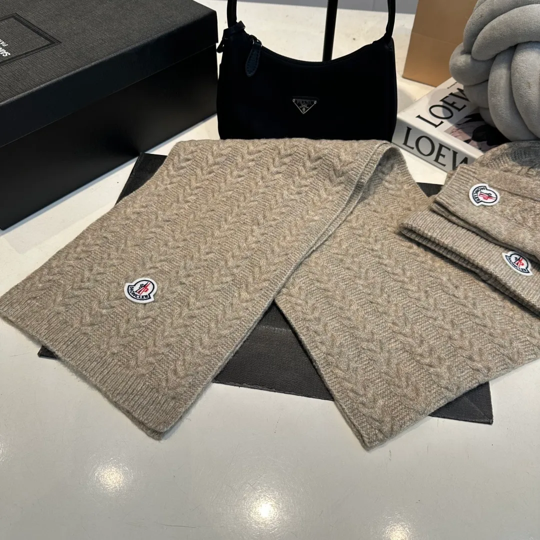 P160 Moncler muzzle suit autumn and winter style cuffed wool knitted beanie High quality customization! This must be my favorite of minimalism. It is clean, neat, fashionable and versatile, and will definitely not be picky about your face shape! A fashionable classic that lasts forever! Both men and women are welcome!