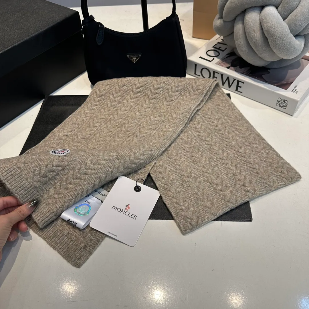P160 Moncler muzzle suit autumn and winter style cuffed wool knitted beanie High quality customization! This must be my favorite of minimalism. It is clean, neat, fashionable and versatile, and will definitely not be picky about your face shape! A fashionable classic that lasts forever! Both men and women are welcome!