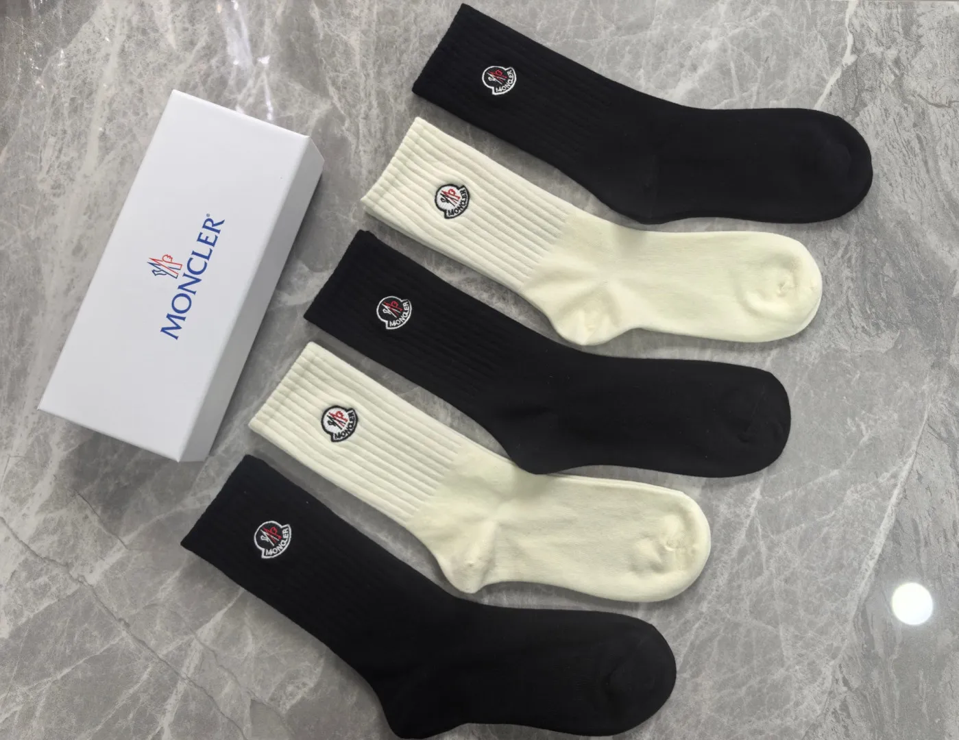 Special P100 💛 Comes with counter packaging MONCLER’s latest double-needle mid-length embroidery style pile socks! Five pairs in a box, synchronized tube socks at the counter, 💛 big brands are out, a must-have for fashionistas 🔥 super easy to match