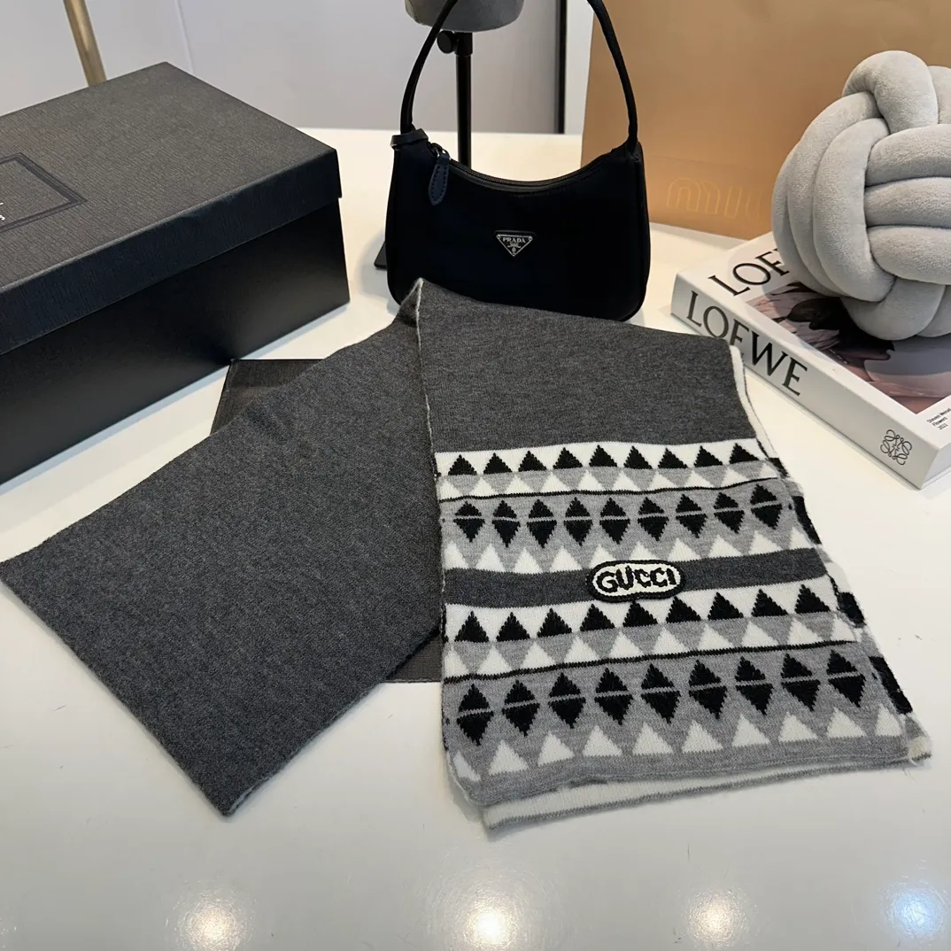 P180 Gucci Gucci scarf, gloves, hat three-piece set, casual and versatile, rabbit wool + cashmere knitted scarf and hat set, warm and fashionable, comfortable and soft texture, versatile style, unisex 💑couple style 😱[wit] winter warm series