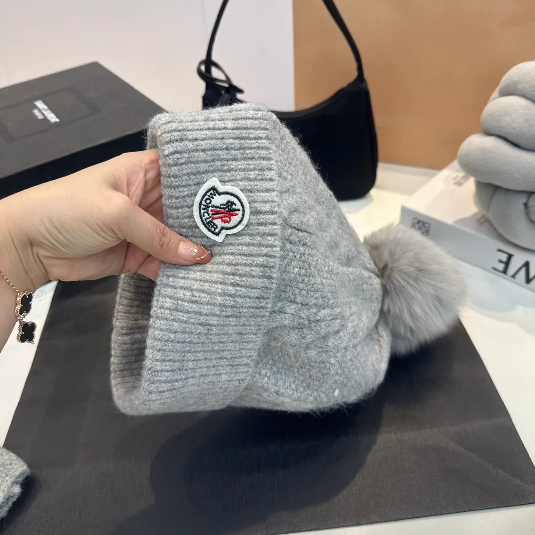 P180 MONCLER Mouth Cover Suit♥️Original hat and scarf set! Made of rabbit velvet➕cashmere, with a 15cm fox fur ball, a real fur ball! Warm and fashionable 😱[愄火] Versatile style [Love] The texture is very good, comfortable and breathable [Hey ha] Looks good no matter how you match it [Shh] A must-have for fashionistas [Wit] 4 colors available❤️❤️Unisex, the ball can be removed