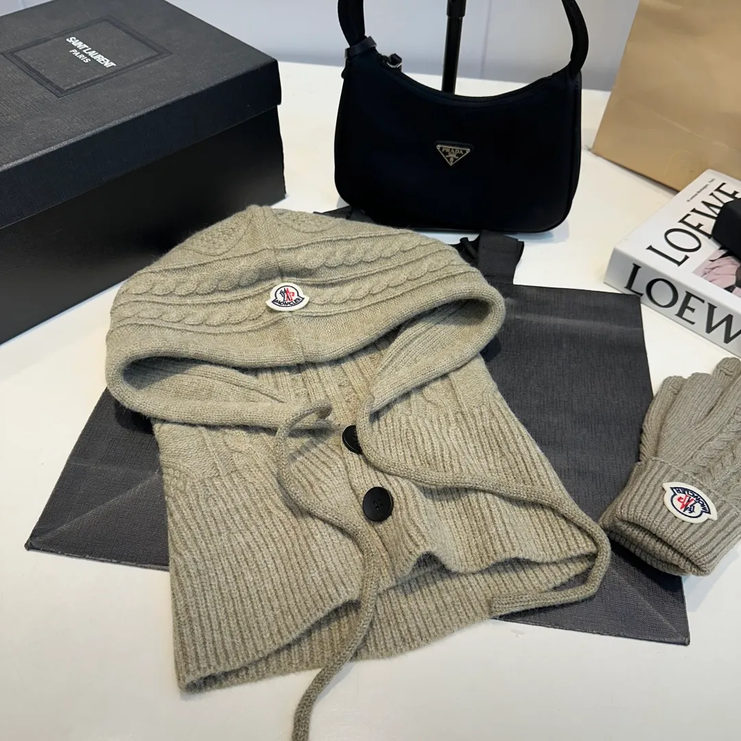 p140 Moncler Mouth Cover Set Hat + Gloves Autumn and Winter Knitted Beanie Hat This must be my favorite of minimalism. It is clean, neat, fashionable and versatile, and will definitely not be picky about your face shape! A fashionable classic that lasts forever!