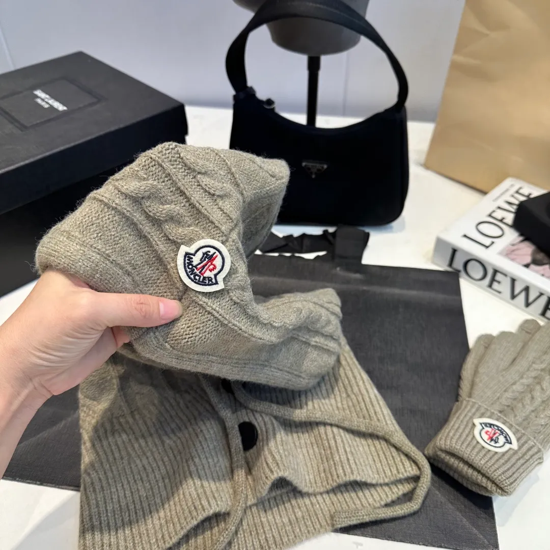 p140 Moncler Mouth Cover Set Hat + Gloves Autumn and Winter Knitted Beanie Hat This must be my favorite of minimalism. It is clean, neat, fashionable and versatile, and will definitely not be picky about your face shape! A fashionable classic that lasts forever!