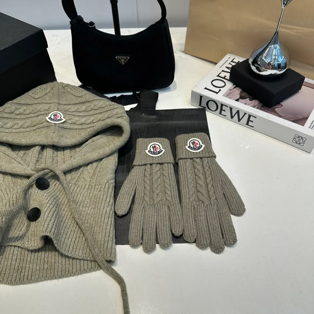 p140 Moncler Mouth Cover Set Hat + Gloves Autumn and Winter Knitted Beanie Hat This must be my favorite of minimalism. It is clean, neat, fashionable and versatile, and will definitely not be picky about your face shape! A fashionable classic that lasts forever!