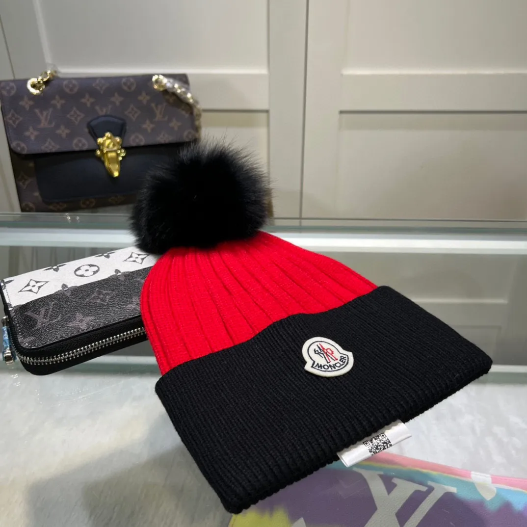 P80 comes with dust bag MONCLER Mouth Covered 🎩 Wool knitted beanie, the ball is removable and can be matched as you like, good quality, high-end, and super soft! Super hot💖The texture is great and it’s great to match when out on the street! Fashion trends! A must-have item for winter, the same style for men and women, get it now!