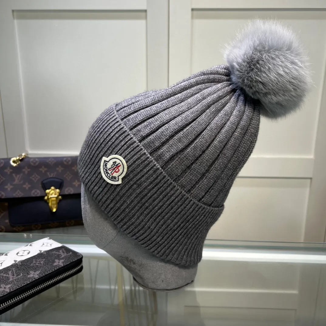 P80 comes with dust bag MONCLER Mouth Covered 🎩 Wool knitted beanie, the ball is removable and can be matched as you like, good quality, high-end, and super soft! Super hot💖The texture is great and it’s great to match when out on the street! Fashion trends! A must-have item for winter, the same style for men and women, get it now!