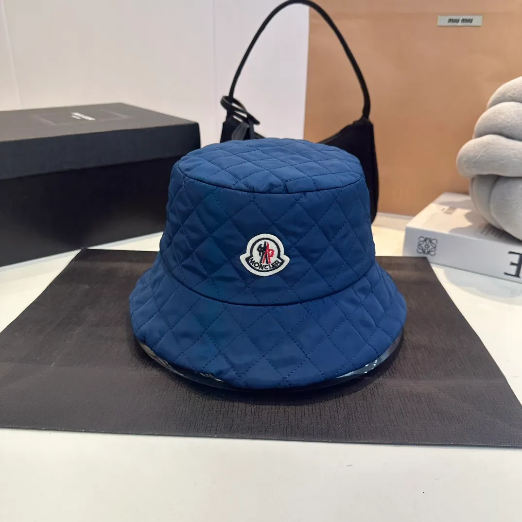 P70 Moncler Meng Mouth Women's Down Cotton Warm Fisherman Hat in Autumn and Winter. Lightweight, warm and comfortable winter fisherman hat. Diamond-shaped embroidered thread quilted, windproof and cold-proof. Also suitable for babies with big head circumferences.