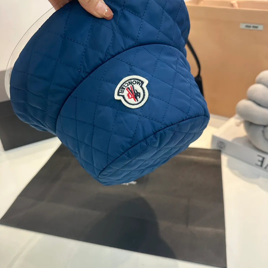 P70 Moncler Meng Mouth Women's Down Cotton Warm Fisherman Hat in Autumn and Winter. Lightweight, warm and comfortable winter fisherman hat. Diamond-shaped embroidered thread quilted, windproof and cold-proof. Also suitable for babies with big head circumferences.