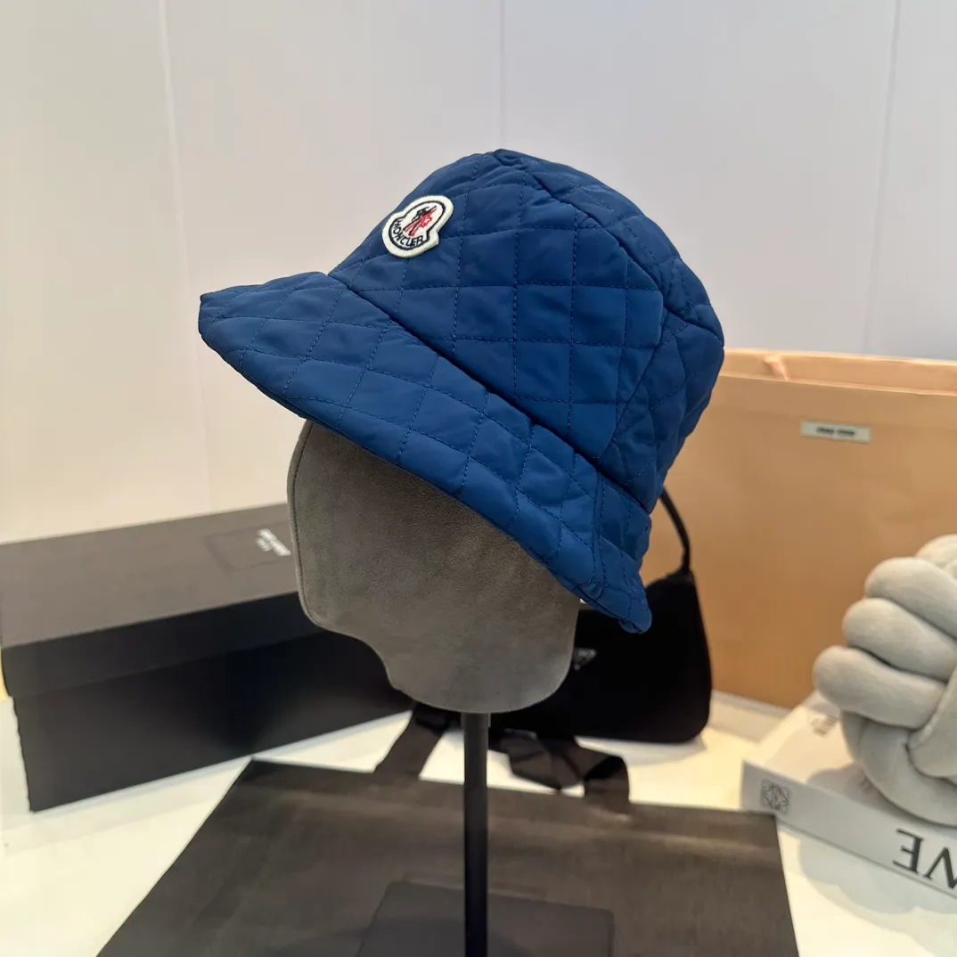 P70 Moncler Meng Mouth Women's Down Cotton Warm Fisherman Hat in Autumn and Winter. Lightweight, warm and comfortable winter fisherman hat. Diamond-shaped embroidered thread quilted, windproof and cold-proof. Also suitable for babies with big head circumferences.