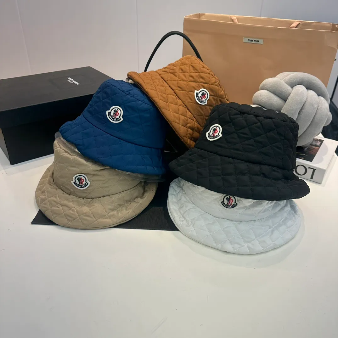 P70 Moncler Meng Mouth Women's Down Cotton Warm Fisherman Hat in Autumn and Winter. Lightweight, warm and comfortable winter fisherman hat. Diamond-shaped embroidered thread quilted, windproof and cold-proof. Also suitable for babies with big head circumferences.