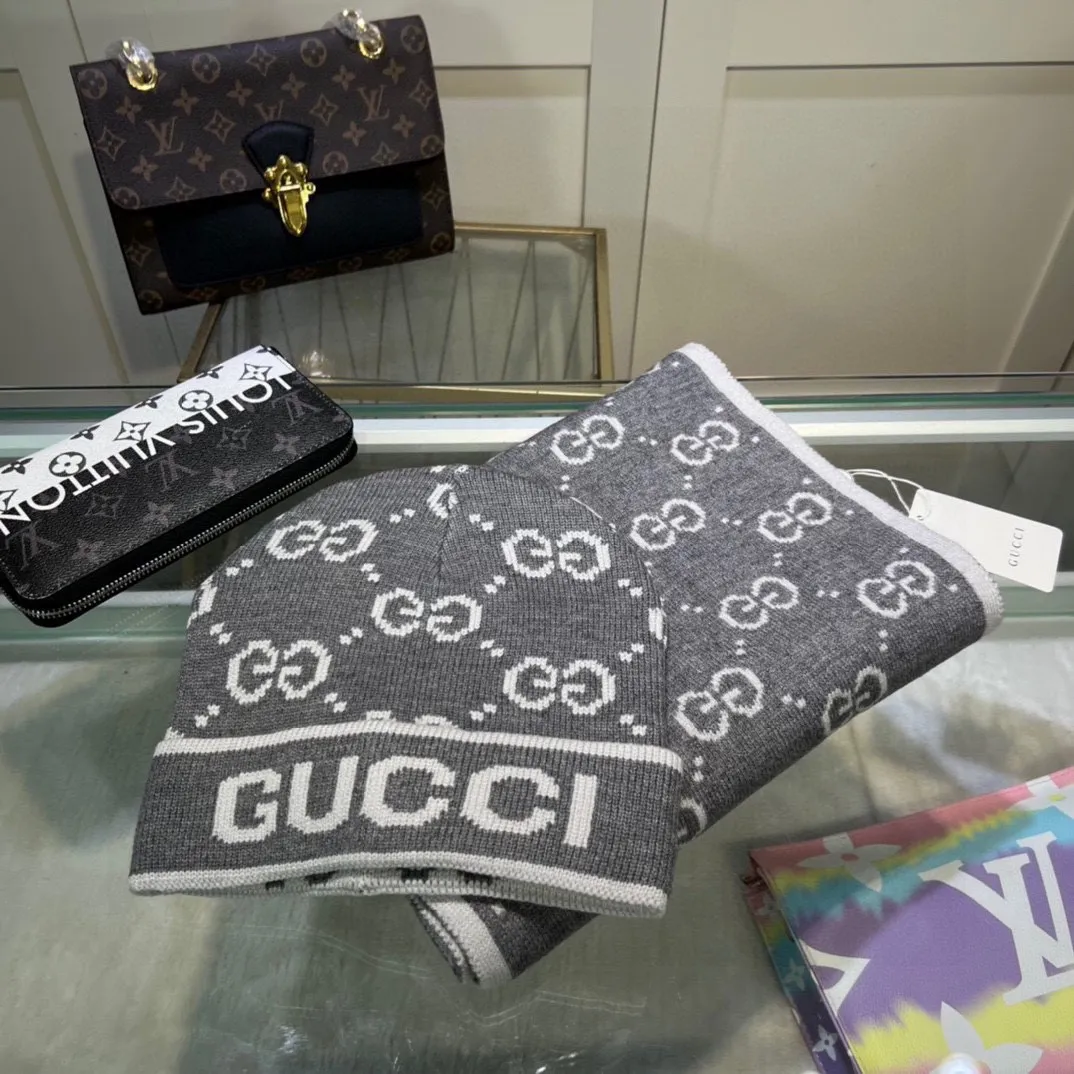 P160 GUCCI classic suit hat! Hat ➕Scarf! Cashmere and Rabbit Velvet Quality! It's warm and super comfortable~A great tool for young ladies to reduce their age in winter~This winter, all you need is a set of hats~It's warm and fashionable! Unisex model! Can be made as a couple model! Complete range of anti-counterfeiting labels and elevators! Many styles, welcome to choose!!