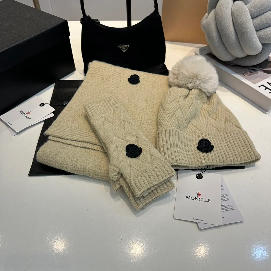 P170 Moncler autumn and winter counter model knitted beanie + scarf + gloves three-piece set, classic pattern, warm and fashionable! Fashionable and popular 🌸First-class texture, pure wool