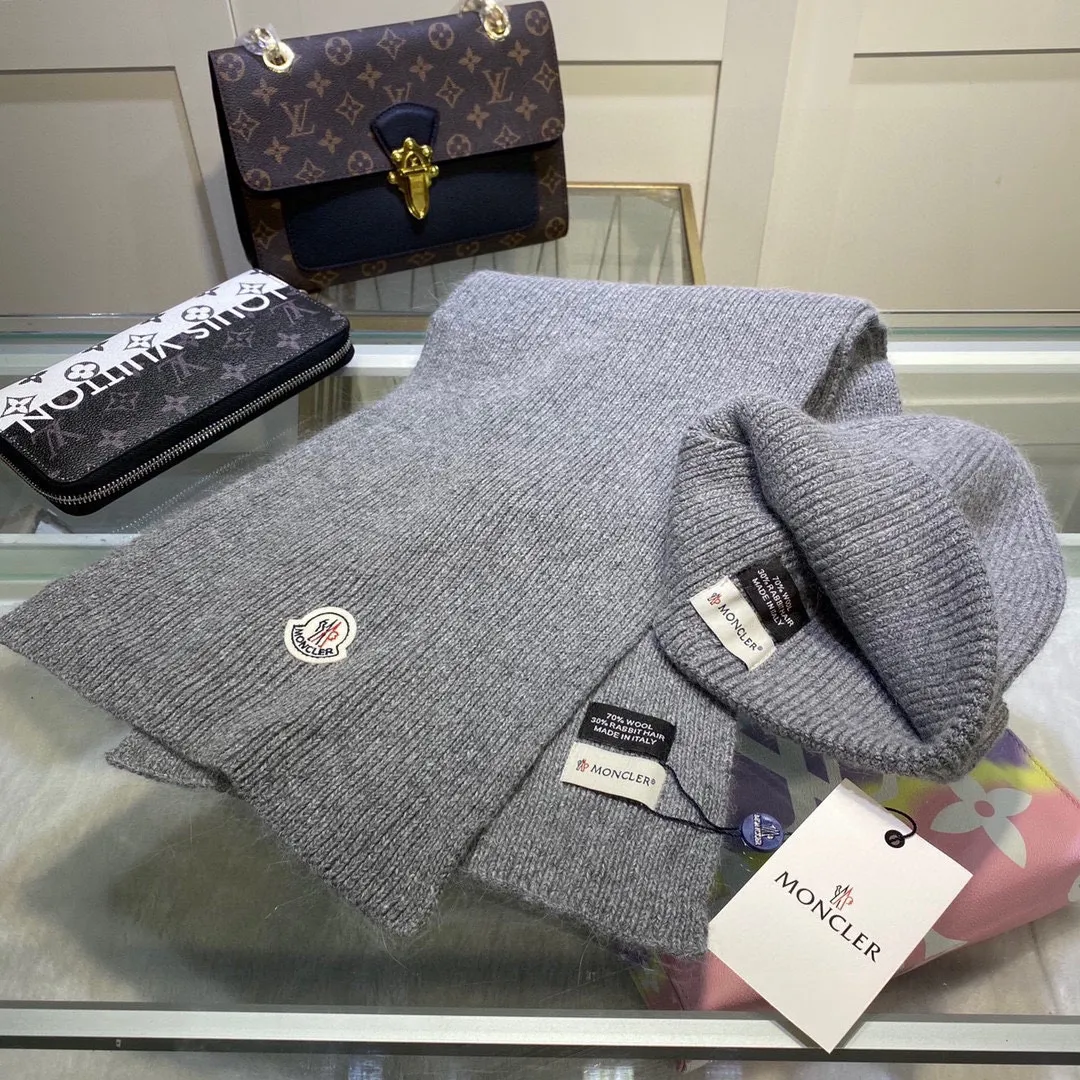 P150 MONCLER classic suit hat! Hat ➕Scarf! Cashmere and Rabbit Velvet Quality! It's warm and super comfortable~A great tool for young ladies to reduce their age in winter~This winter, all you need is a set of hats~It's warm and fashionable! Unisex model! Can be made as a couple model! Complete range of anti-counterfeiting labels and elevators! Many styles, welcome to choose!!