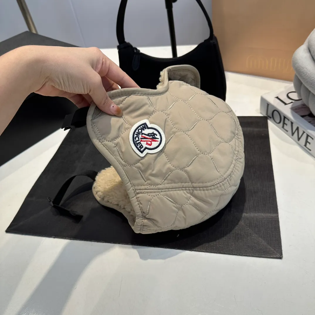 P80 MONCLER hat made of lambswool quality! It's warm and super comfortable~A great tool for young ladies to reduce their age in winter~This is the only thing you need this winter~It's warm and fashionable! Unisex model! Can be made as a couple model! Complete range of anti-counterfeiting labels and elevators! Many styles, welcome to choose!!